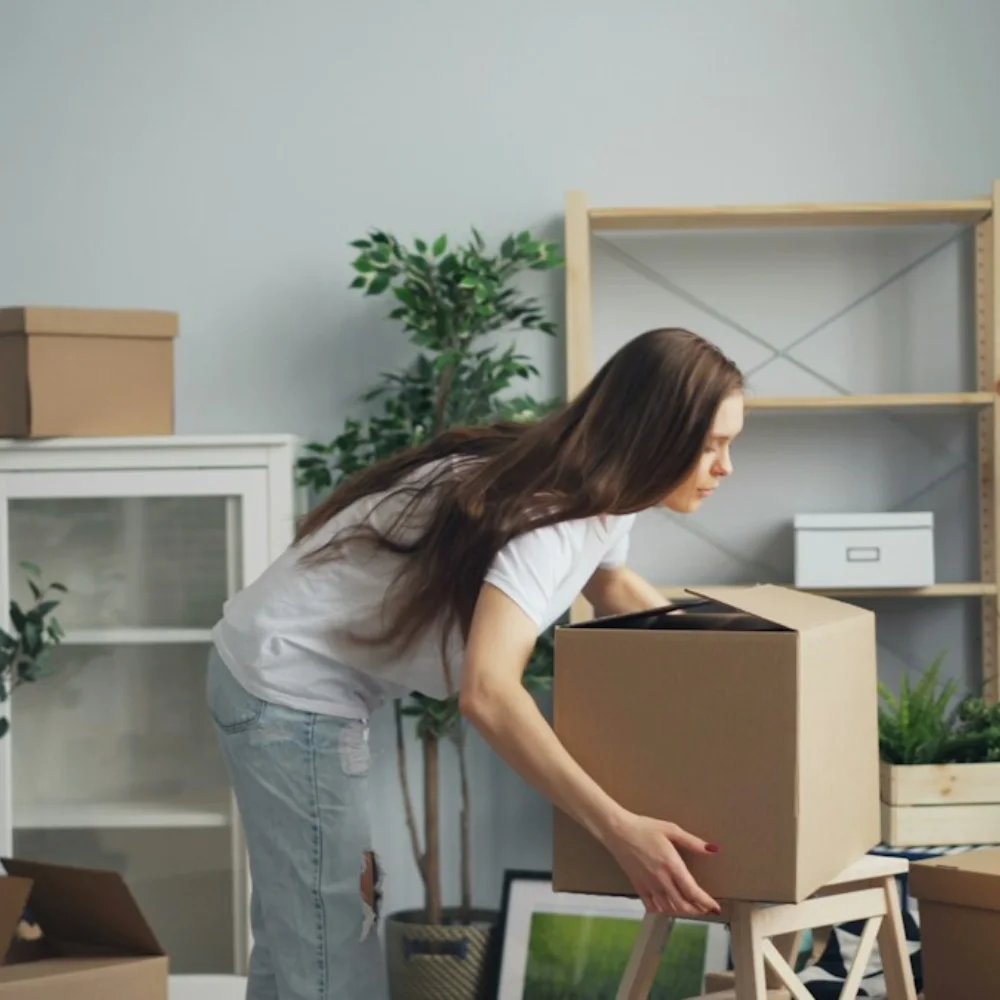 Đóng thùng đồ đạc trước khi gửi kho