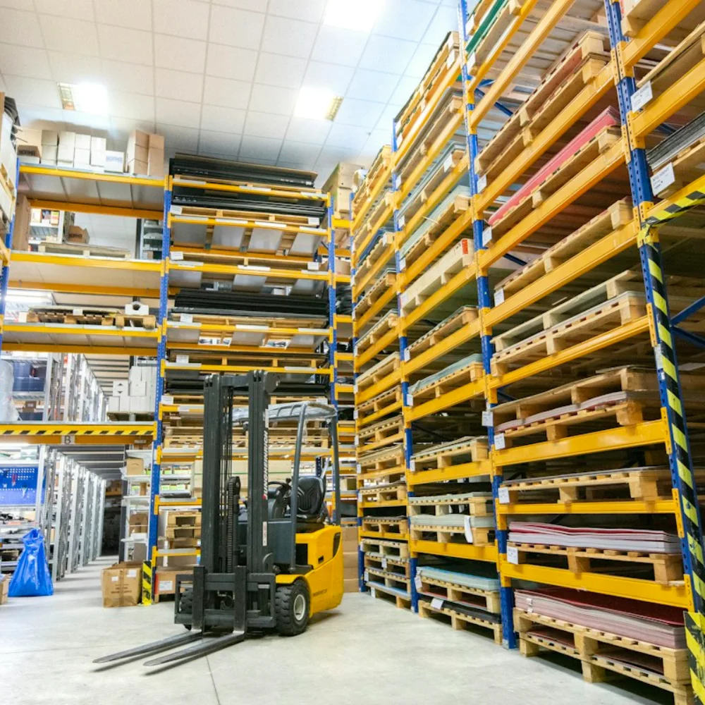 Kho xưởng kệ pallet và xe nâng