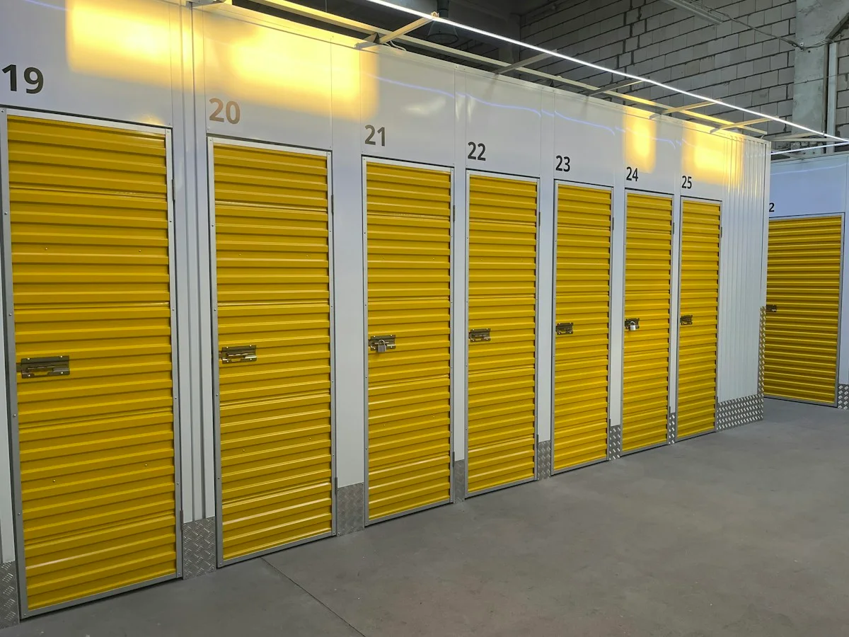 Dãy ô kho 5 m² cửa vàng